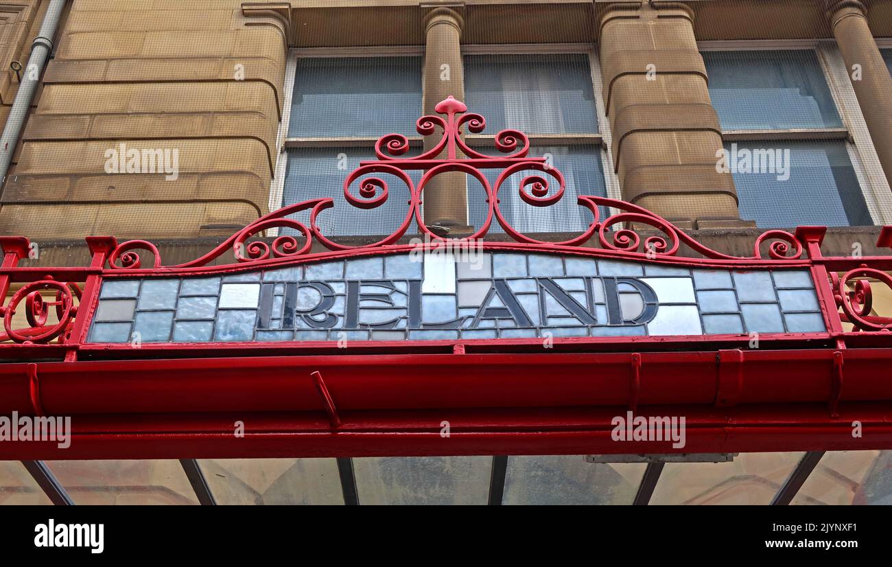 Irlanda - Art Nouveau, lettere, parole che mostrano M&LR e L&YR destinazione su vetro ornato e baldacchino di ferro, stazione ferroviaria di Manchester Victoria Foto Stock