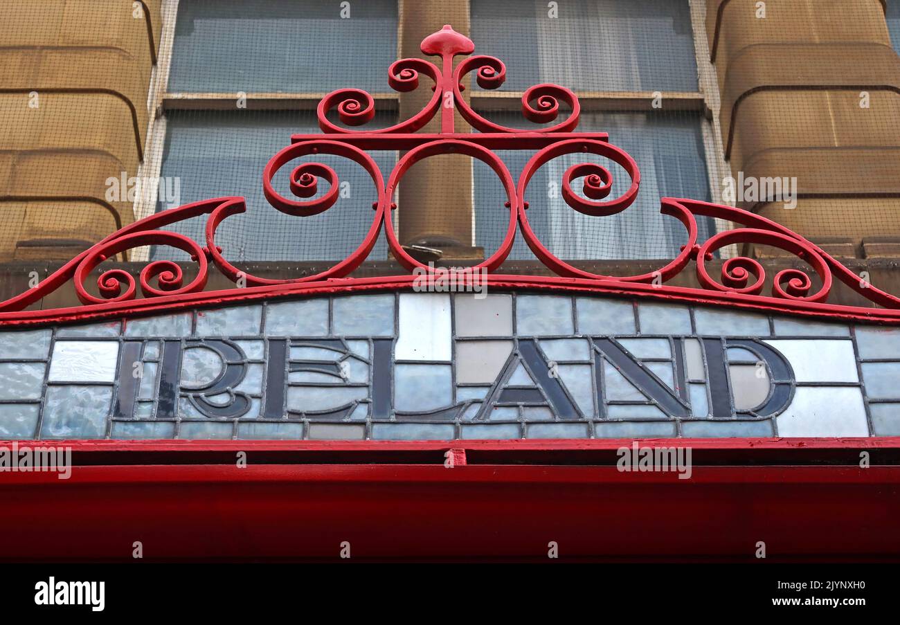 Irlanda - Art Nouveau, lettere, parole che mostrano M&LR e L&YR destinazione su vetro ornato e baldacchino di ferro, stazione ferroviaria di Manchester Victoria Foto Stock