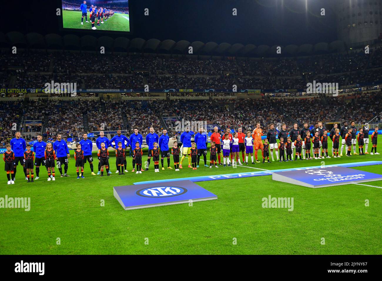 Milano, Italia. 07th Set, 2022. Le due squadre si allineano per la partita della UEFA Champions League tra l'Inter e il Bayern Monaco a Giuseppe Meazza a Milano. (Photo Credit: Gonzales Photo/Alamy Live News Foto Stock