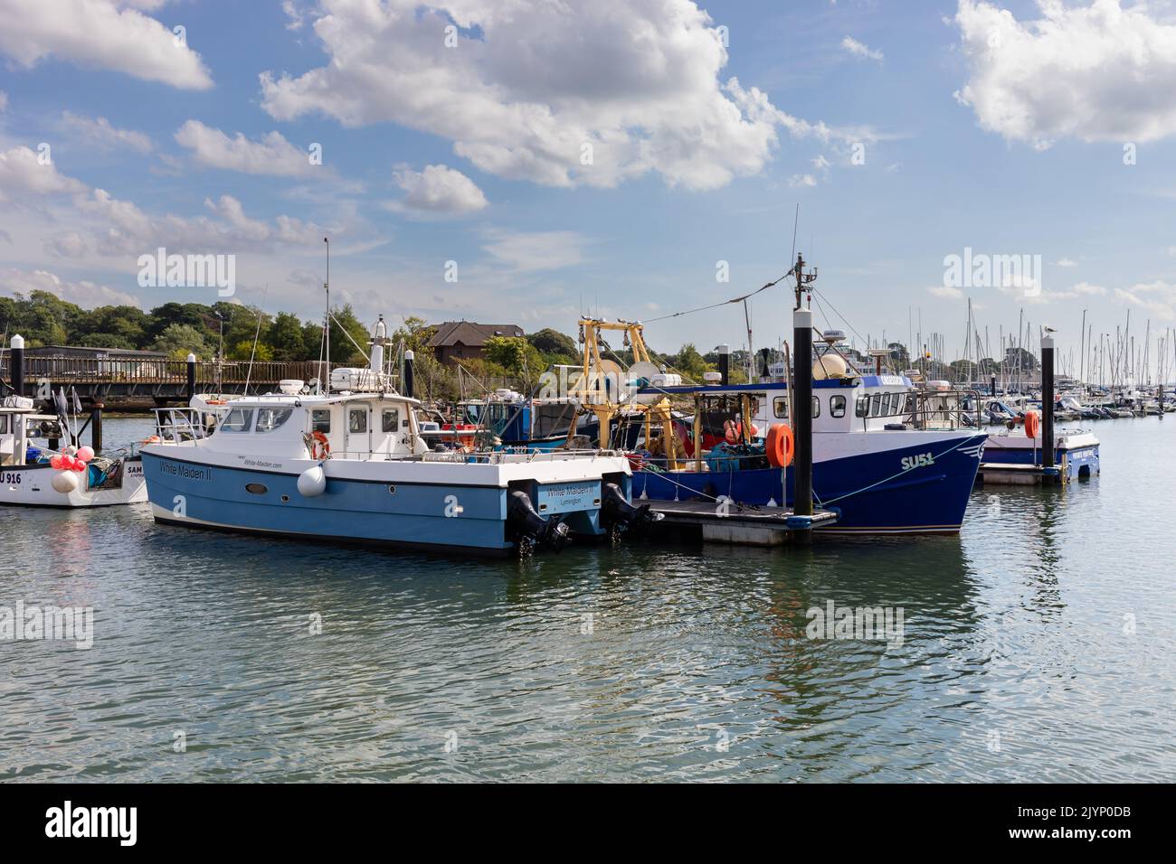 Barche a Lymington Harbour, Hampshire, Inghilterra Foto Stock