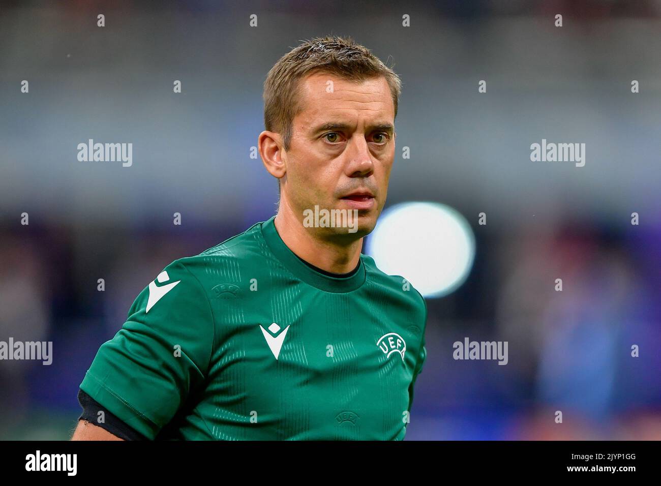 Milano, Italia. 07th Set, 2022. L'arbitro Clement Turpin si sta riscaldando prima della partita della UEFA Champions League tra l'Inter e il Bayern Monaco a Giuseppe Meazza a Milano. (Photo Credit: Gonzales Photo/Alamy Live News Foto Stock