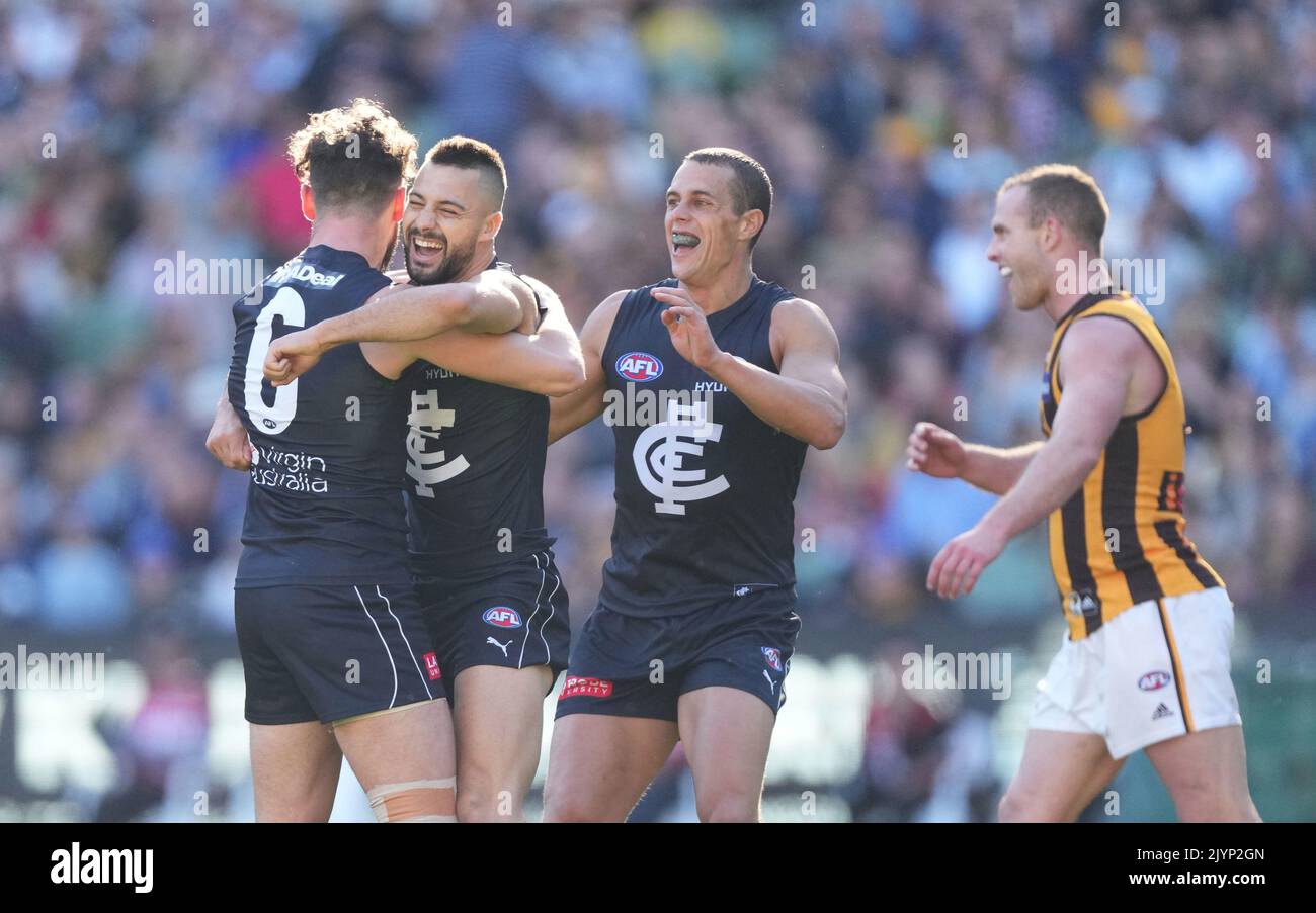 Zac Williams of the Blues festeggia dopo aver calato un gol con Michael Gibbons ed ed Curnow of the Blues durante il round 10 della partita AFL tra Carlton Blues e Hawthorn Hawks al MCG di Melbourne, sabato 22 maggio 2021. (AAP IMAGE/SCOTT BARBOUR) NESSUNA ARCHIVIAZIONE, SOLO USO EDITORIALE ** SOLO USO STRETTAMENTE EDITORIALE, NESSUN USO COMMERCIALE, NESSUN LIBRO ** Foto Stock