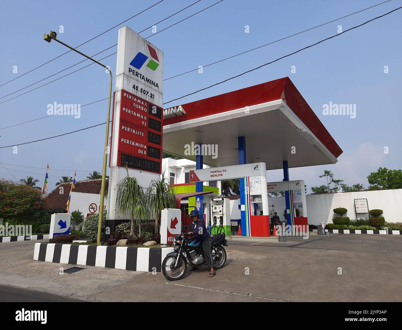 Semarang, Indonesia - 3 settembre 2022: I residenti che rifornire la moto e i veicoli auto al distributore di benzina Pertamina. Foto Stock