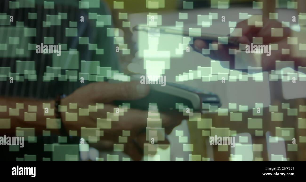 Immagine del lucchetto di sicurezza della rete sulle persone che utilizzano il terminale di pagamento Foto Stock