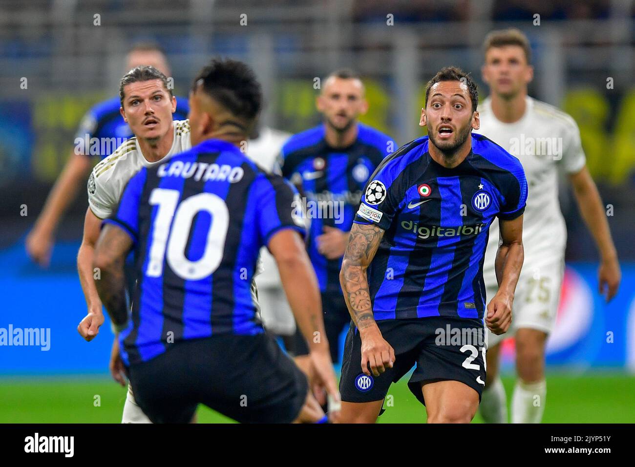 Milano, Italia. 07th Set, 2022. Hakan Calhanoglu (20) dell'Inter visto durante la partita della UEFA Champions League tra l'Inter e il Bayern Monaco a Giuseppe Meazza a Milano. (Photo Credit: Gonzales Photo/Alamy Live News Foto Stock