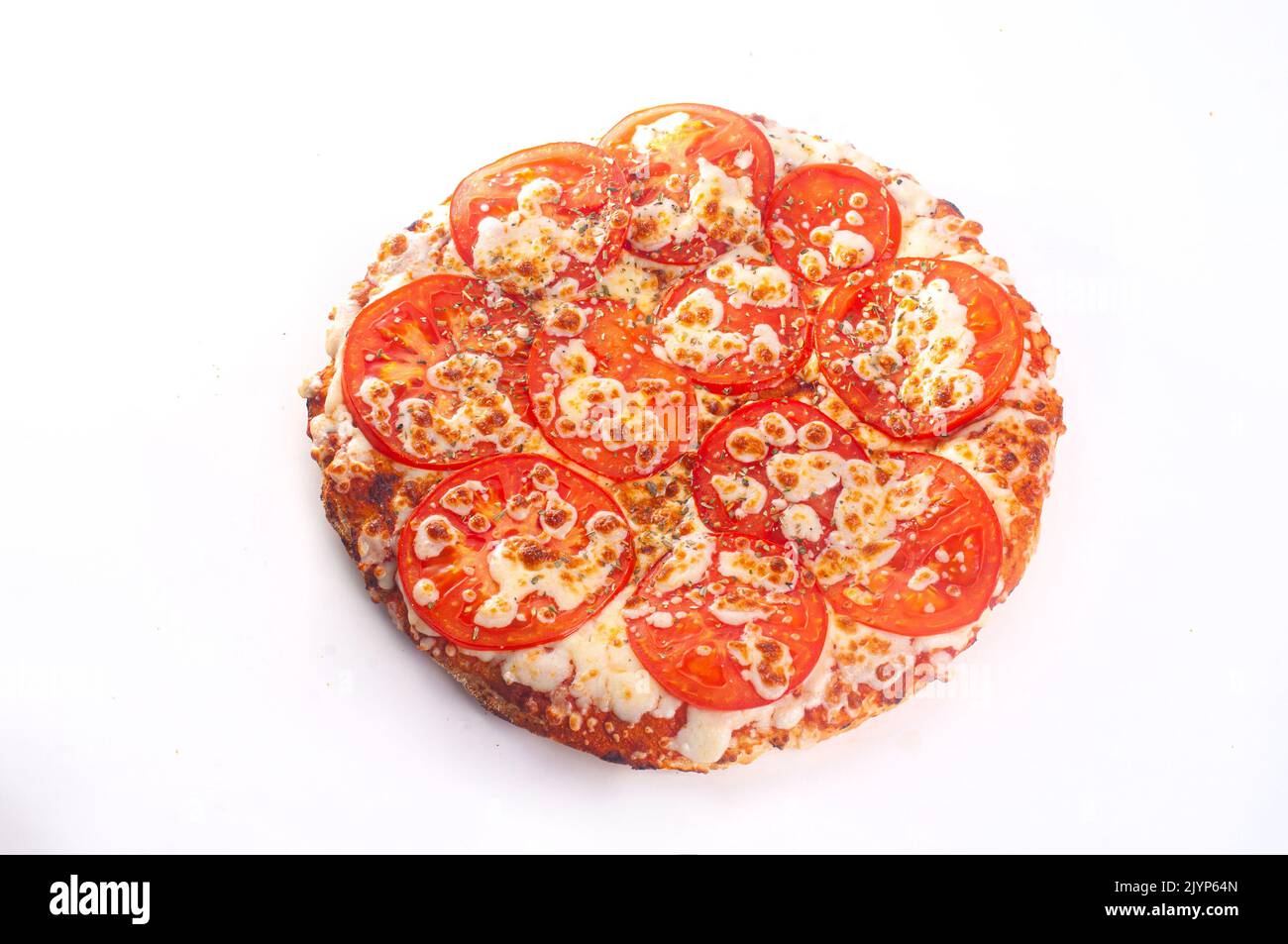 Delizioso pronto a mangiare pizza isolato bianco sfondo cibo spazzatura Foto Stock