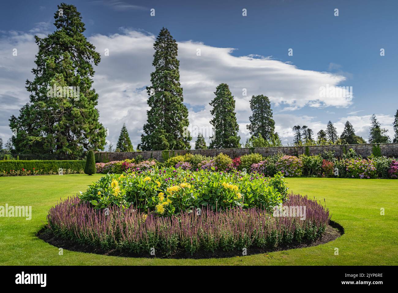 Circolare fiorito in bellissimo giardino Powerscourt con siepi, alberi decorativi, fontane e foresta, Enniskerry, Wicklow, Irlanda Foto Stock