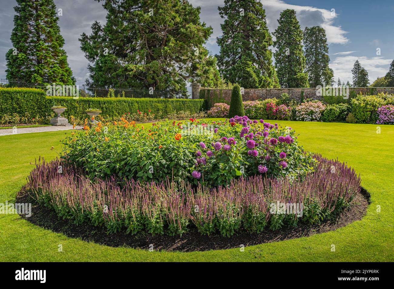 Circolare fiorito in bellissimo giardino Powerscourt con siepi, alberi decorativi, fontane e foresta, Enniskerry, Wicklow, Irlanda Foto Stock