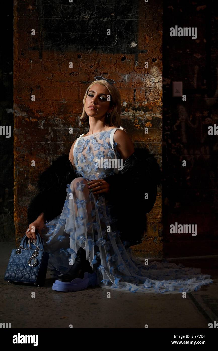 Maxine Wylde (vestito Rachel Gilbert, giacca Camilla e Marc, borsa  Christian Dior e stivali Bottega Veneta) si posa per una fotografia durante  la settimana della moda australiana 2021, Sydney, martedì 1 giugno