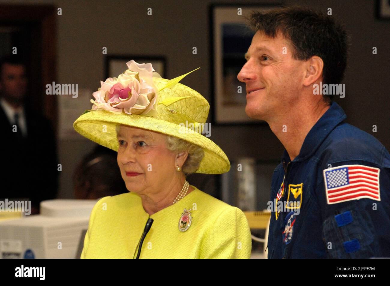 Greenbelt, Stati Uniti. 08th maggio, 2007. La Regina Elisabetta, a sinistra, si prepara a parlare con l'equipaggio della Stazione spaziale Internazionale insieme all'astronauta della NASA Michael Foale, a destra, e all'amministratore della NASA Michael Griffin (non illustrato) della Sala di controllo operativo del Goddard Space Flight Center della NASA, martedì 8 maggio 2007, a Greenbelt, La NASA Goddard è stata una delle ultime tappe della visita di sei giorni della Regina negli Stati Uniti. Photo Credit: 'NASA/Bill Hrybyk' Photo via Credit: Newscom/Alamy Live News Foto Stock