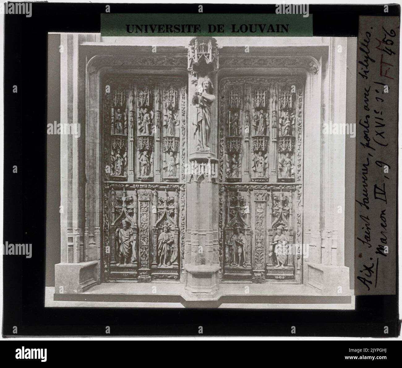 Il portale della cattedrale di Saint-Sauveur ad Aix-en-Provence presenta dettagliati elementi architettonici e simbolismo religioso, tipici degli stili gotici e romanici. Il design riflette il significato storico e religioso della cattedrale. Foto Stock