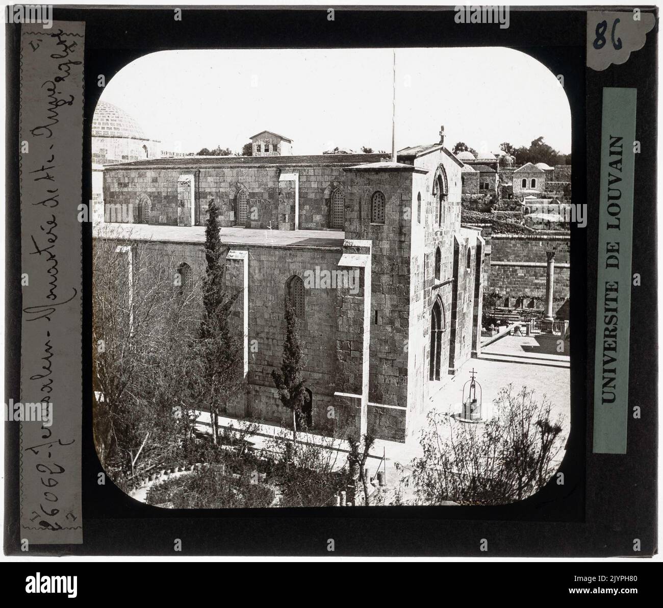 La Chiesa di Sant'Anna, situata a Gerusalemme, è un importante sito cristiano noto per le sue caratteristiche architettoniche e il valore storico. La chiesa fu costruita durante il periodo crociato ed è un notevole esempio di architettura crociata a Gerusalemme. Il suo esterno presenta stili romanici tradizionali, con intricati lavori in pietra e una facciata distinta. Foto Stock