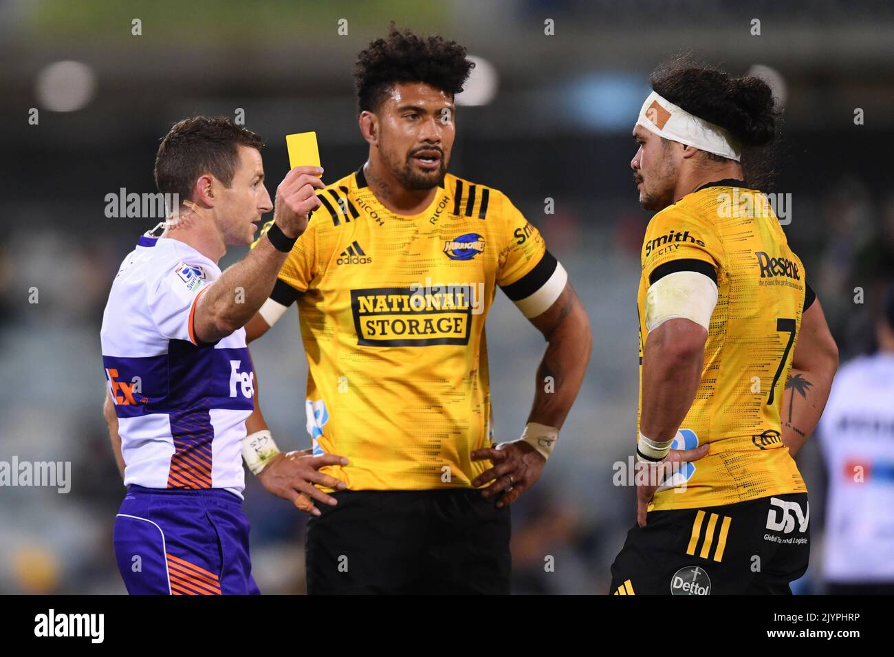 Du'Plessis Kirifi of the Hurricanes riceve il cartellino giallo durante il  round 4 della partita di Super Rugby Trans-Tasman tra i Brumbies ACT e i  Wellington Hurricanes al GIO Stadium di Canberra,