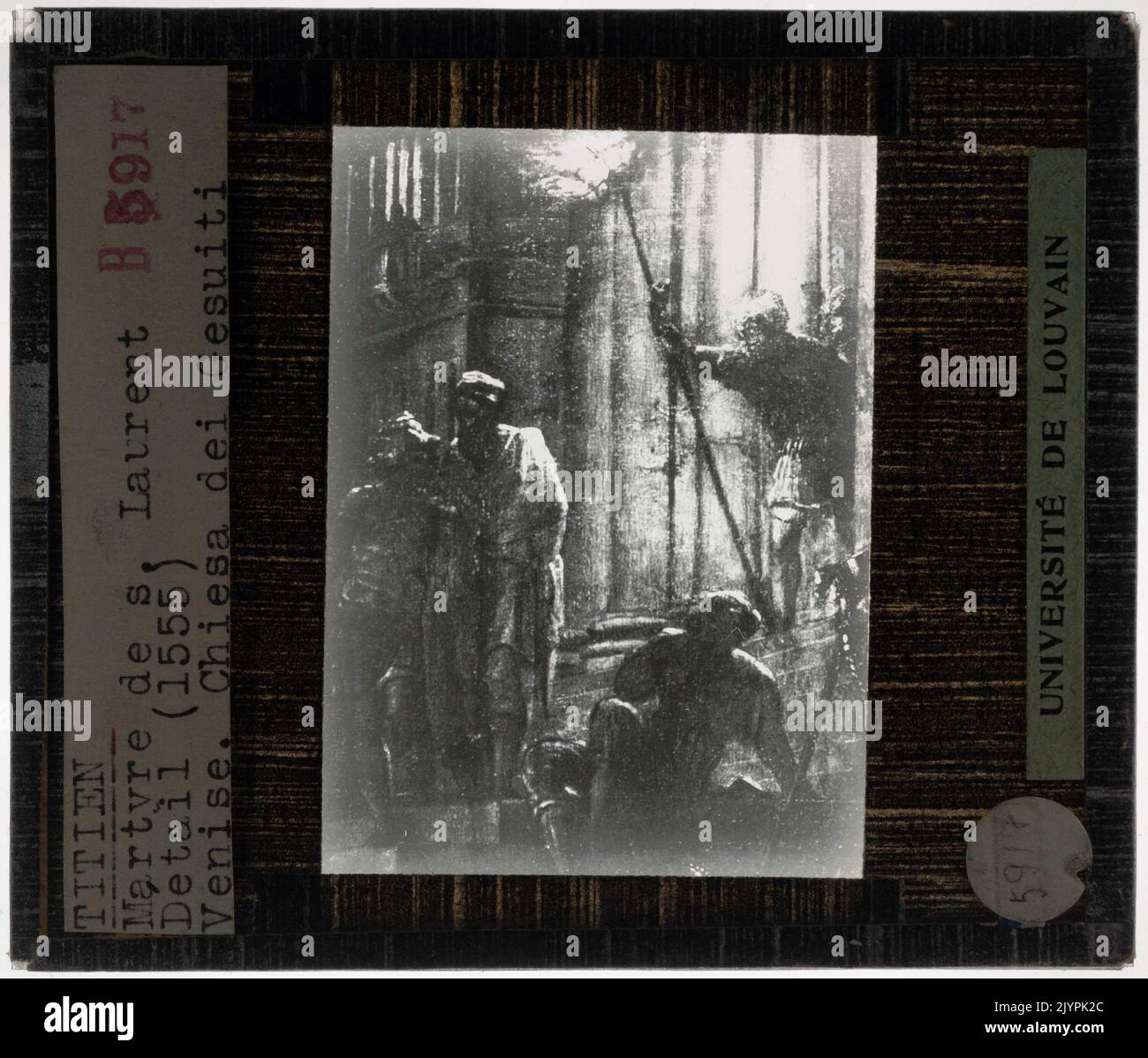 Nel dettaglio del "Martirio di San Lorenzo" di Tiziano, lo sfondo presenta elementi paesaggistici drammatici, che sottolineano il contrasto tra la sofferenza del santo e il mondo circostante. L'uso della luce e dei colori di Tiziano aumenta l'intensità emotiva della scena. Foto Stock