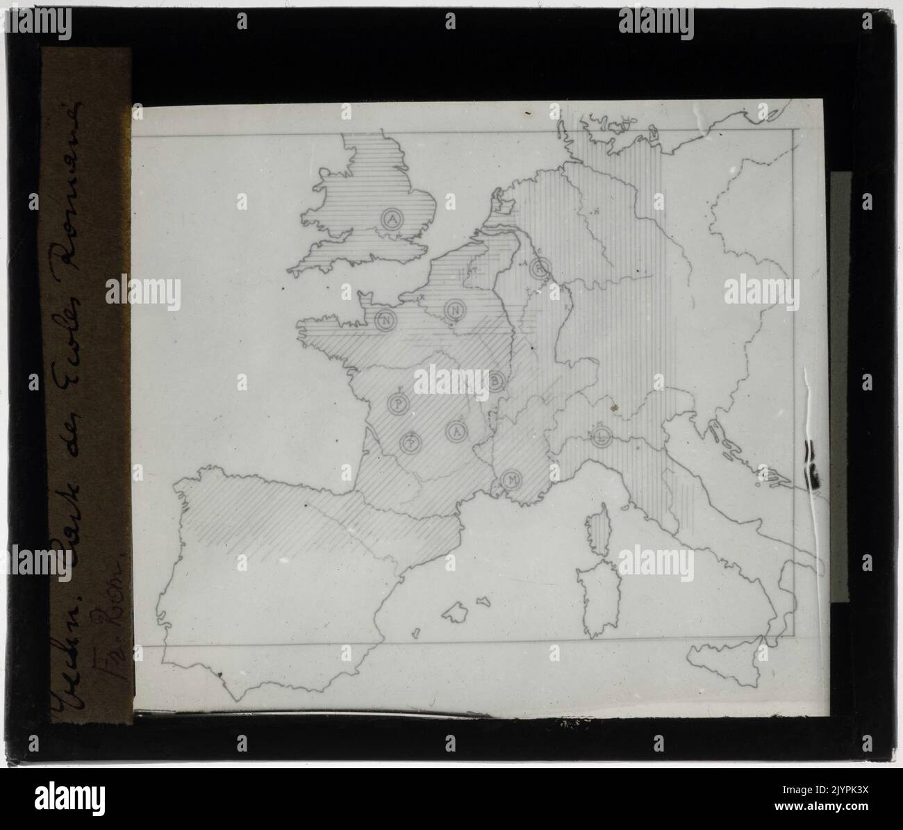 Questa mappa delinea la diffusione delle scuole d'arte romanica in tutta Europa, concentrandosi sulle regioni in cui lo stile architettonico fiorì durante l'XI e il XII secolo. Lo stile romanico è caratterizzato da archi arrotondati, pareti spesse e un'estetica pesante e solida. La mappa mostra l'influenza culturale e artistica delle scuole romaniche in tutta l'Europa medievale. Foto Stock