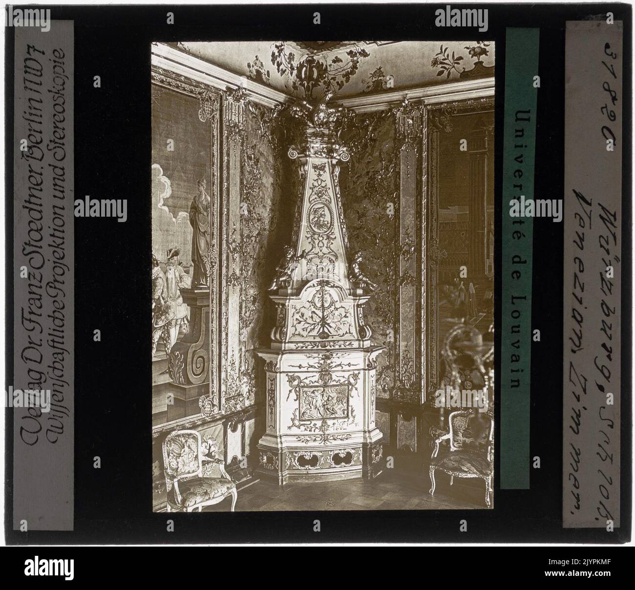 La sala veneziana della Würzburg Residenz è un notevole esempio di design degli interni rococò, caratterizzato da decorazioni ornamentali e opere d'arte elaborate. Si ritiene che la camera sia stata ispirata allo stile veneziano, mostrando intricati affreschi e lussuosi arredi tipici delle case aristocratiche del XVIII secolo. Foto Stock