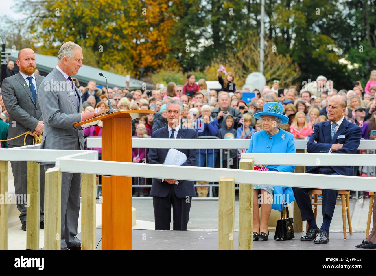 FILE: Poundbury, Dorset, Regno Unito. 8th settembre 2022. File immagine della Regina Elisabetta II a Poundbury in Dorset accompagnata dal Principe Filippo il Duca di Edimburgo e dal Principe Carlo il 27th ottobre 2016 per la presentazione della statua della Regina Madre. La salute della Regina Elisabetta II è dichiarata in declino e il Principe Carlo diventerà re alla sua morte. Picture Credit: Graham Hunt/Alamy Live News Foto Stock