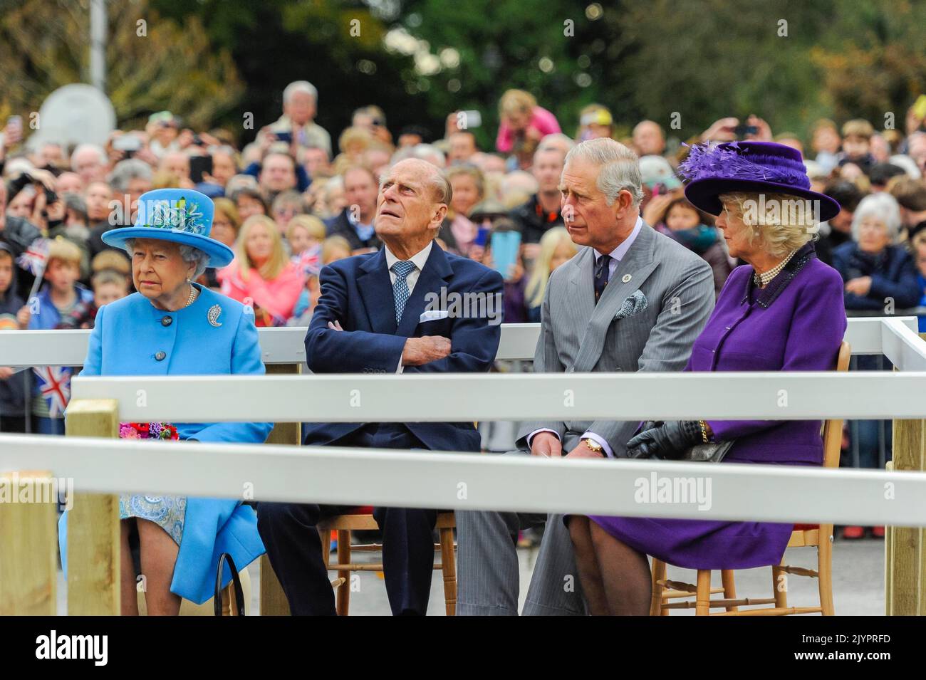 FILE: Poundbury, Dorset, Regno Unito. 8th settembre 2022. File immagine della Regina Elisabetta II di HM a Poundbury in Dorset accompagnata dal Principe Filippo il Duca di Edimburgo, dal Principe Carlo e da Camilla il 27th ottobre 2016 per la presentazione della statua della Regina Madre. La salute della Regina Elisabetta II è dichiarata in declino e il Principe Carlo diventerà re alla sua morte. Picture Credit: Graham Hunt/Alamy Live News Foto Stock