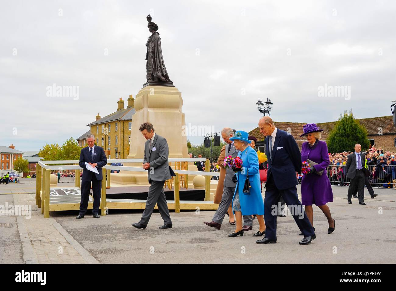 FILE: Poundbury, Dorset, Regno Unito. 8th settembre 2022. File immagine della Regina Elisabetta II di HM a Poundbury in Dorset accompagnata dal Principe Filippo il Duca di Edimburgo, dal Principe Carlo e da Camilla il 27th ottobre 2016 per la presentazione della statua della Regina Madre. La salute della Regina Elisabetta II è dichiarata in declino e il Principe Carlo diventerà re alla sua morte. Picture Credit: Graham Hunt/Alamy Live News Foto Stock