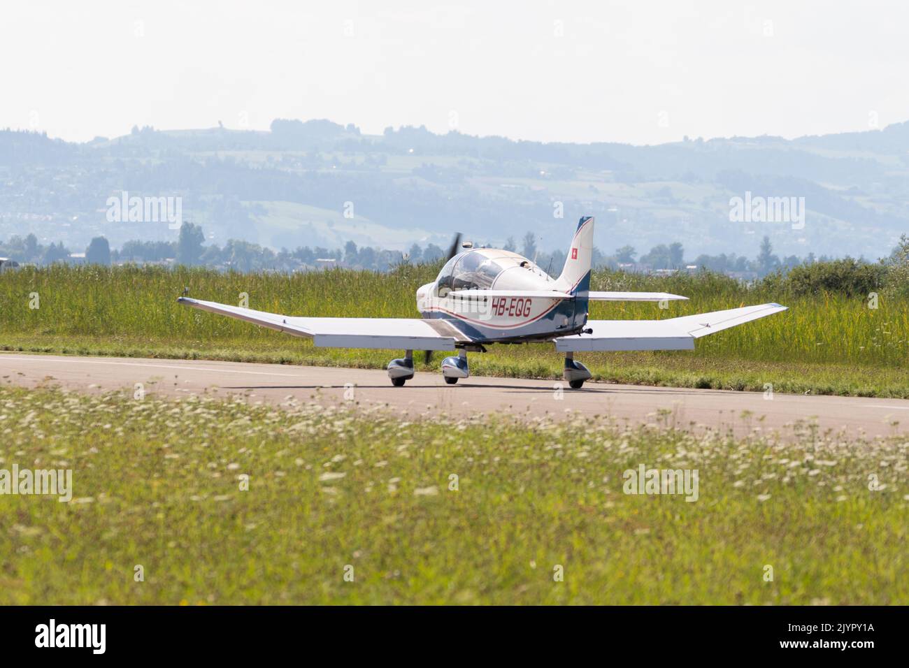 Wangen-Lachen (Svizzera), 31 luglio 2022 l'aereo Robin DR400-180R atterra su un piccolo campo aereo Foto Stock