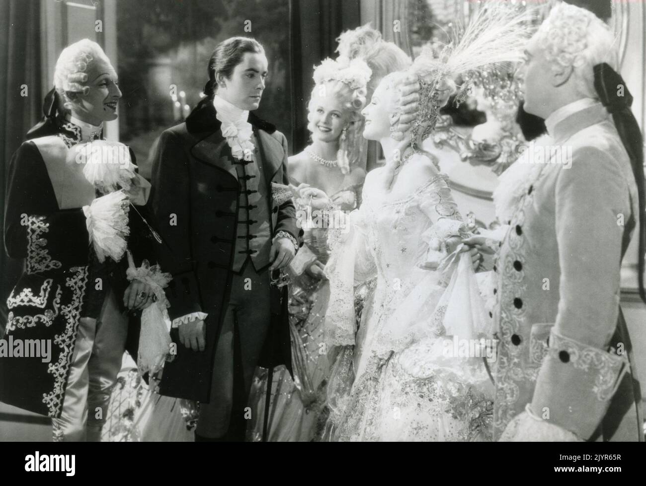 Attori Joseph Schildkraut, Tyrone Power, Marilyn Knowlden, norma Shearer e Reginald Gardiner nel film Marie Antoinette, USA 1938 Foto Stock