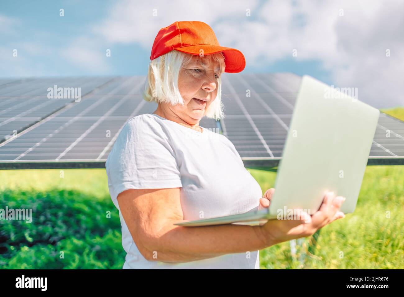 Ingegnere donna d'affari che utilizza un tablet vicino a pannelli solari. Energia rinnovabile, tecnologia, elettricità, concetto di servizio Foto Stock