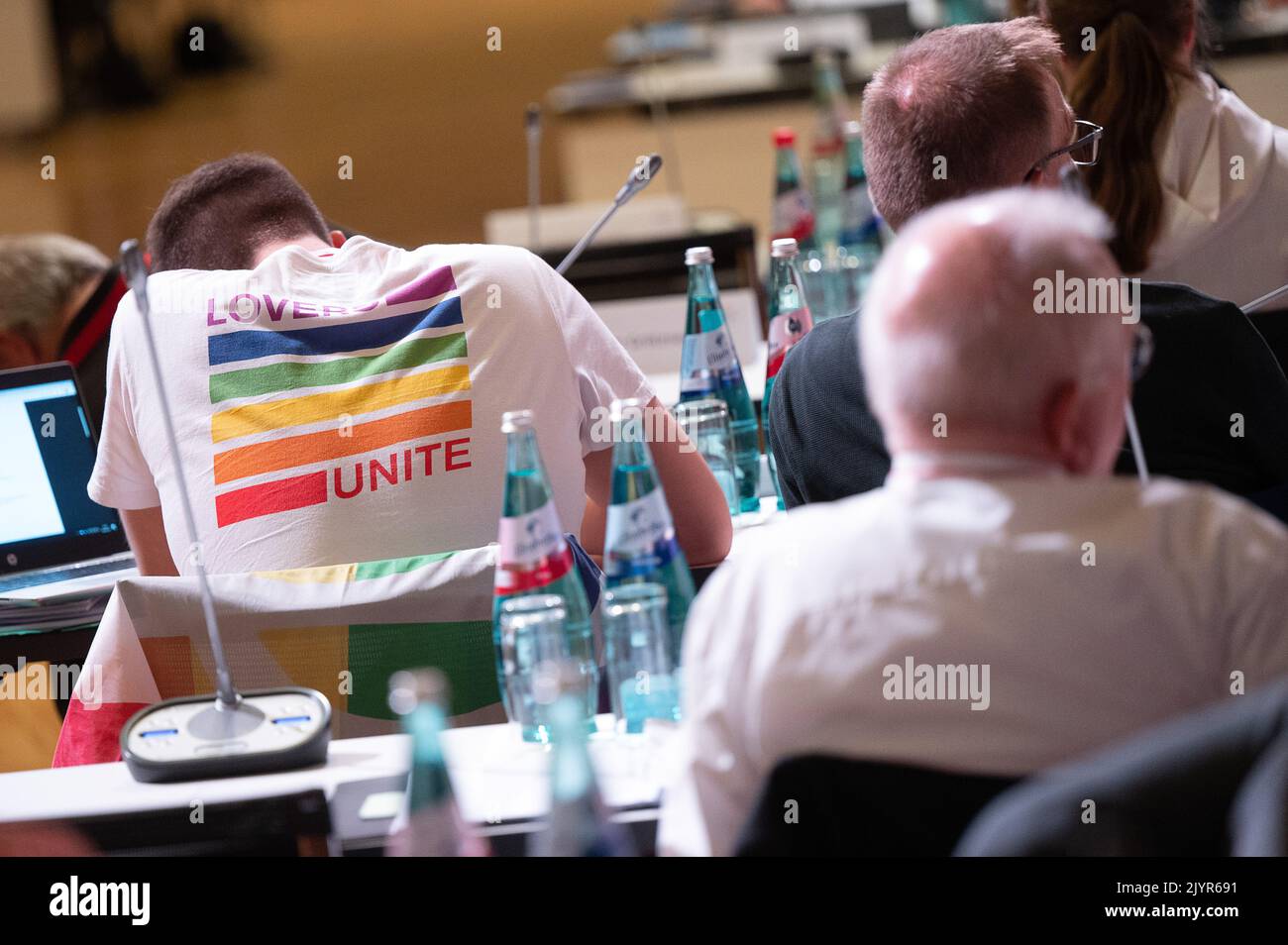 08 settembre 2022, Hessen, Francoforte sul meno: Un uomo che indossa una T-shirt con l'iscrizione 'Lovers Unite' in colori arcobaleno della comunità LGBTQI* partecipa alla quarta Assemblea sinodale della Chiesa cattolica in Germania al Congress Center Messe Frankfurt. Foto: Sebastian Gollnow/dpa Foto Stock