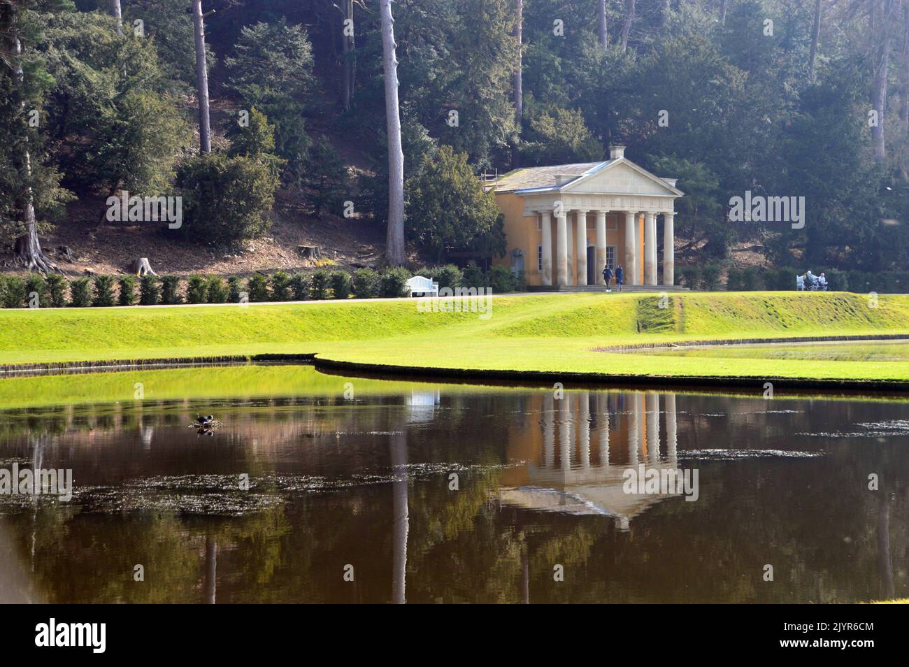 Il Tempio di Pietà si riflette nelle acque degli stagni Moon & Crescent a Fountains Abbey e Studley Royal Water Garden, North Yorkshire, Inghilterra, Regno Unito. Foto Stock