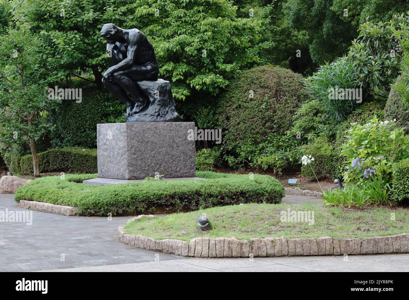 TOKYO, GIAPPONE - 28 giugno 2019: Scultura di Rodin "il Pensatore" nel giardino del Museo Nazionale di Arte Occidentale di Tokyo nel Parco Ueno. Foto Stock