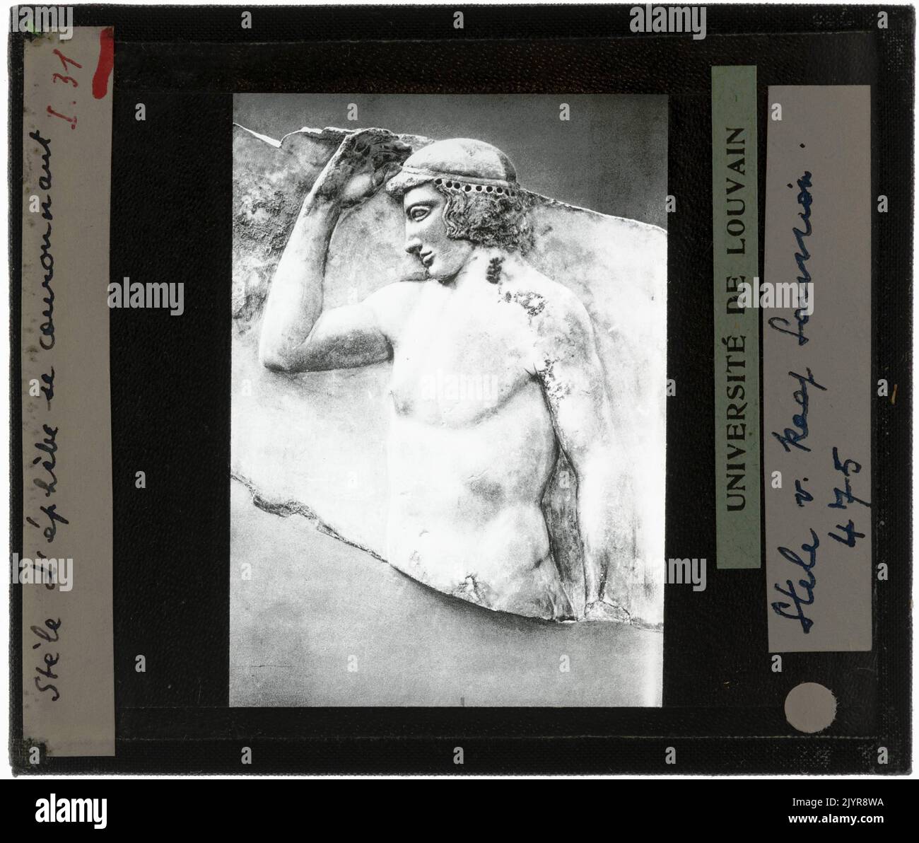 "Ephebe Awards itself" è un moderno pezzo artistico per STELLE, che esplora temi di auto-riconoscimento e empowerment. Il lavoro mette in evidenza le riflessioni contemporanee sull'identità e sulla trasformazione personale. Foto Stock