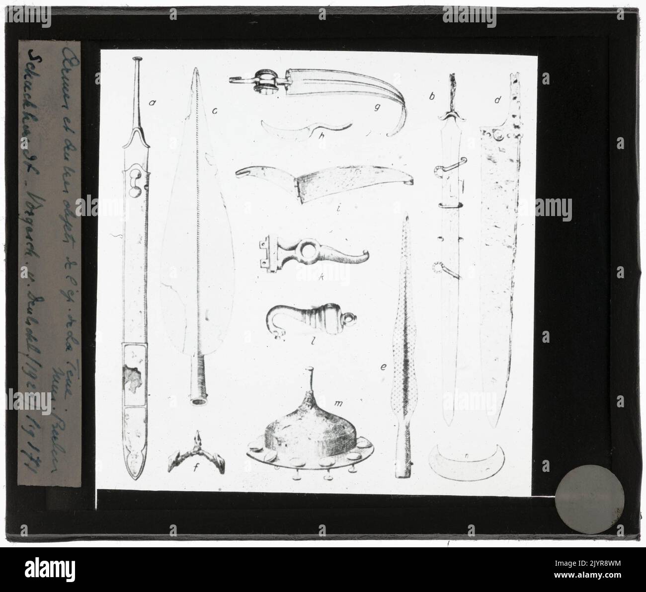 Questa collezione comprende varie armi e oggetti storici, dagli strumenti di guerra ai manufatti cerimoniali. Questi oggetti riflettono diversi periodi della storia, mostrando l'evoluzione della tecnologia militare e delle pratiche culturali che circondano la guerra e la difesa. Foto Stock