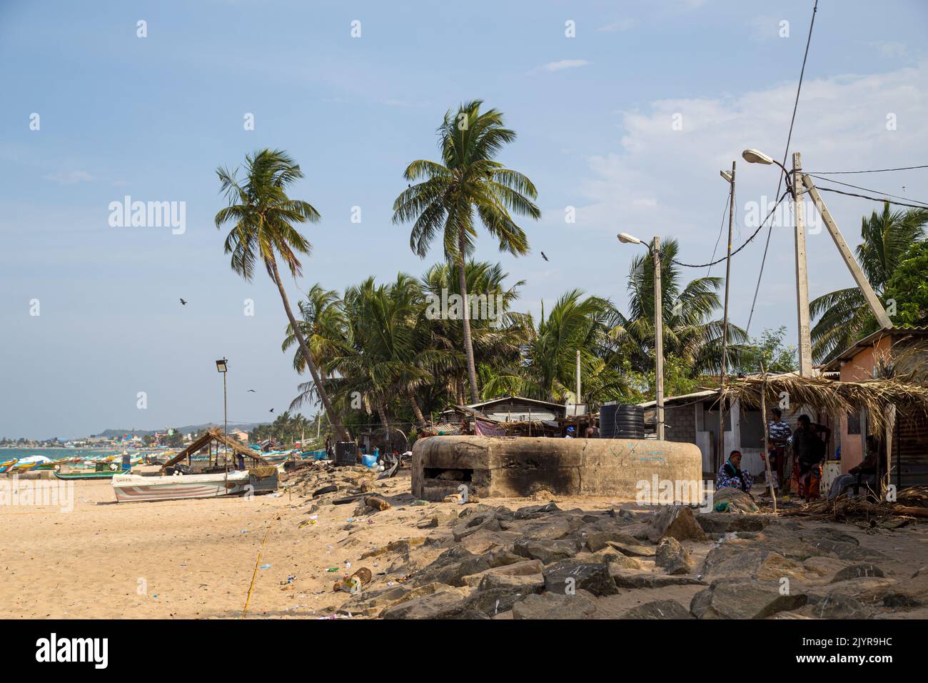 Old Bunker a Trincomalee Beach, Sri Lanka Foto Stock