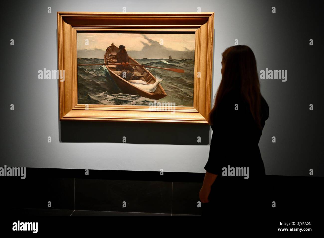 Londra, Regno Unito. Un dipendente della galleria vede 'The Fog Warning' Press view of Winslow Homer : Force of Nature, 10th settembre 2022 - 8th gennaio 2023. La Galleria Nazionale, Trafalgar Square. Credit: michael melia/Alamy Live News Foto Stock