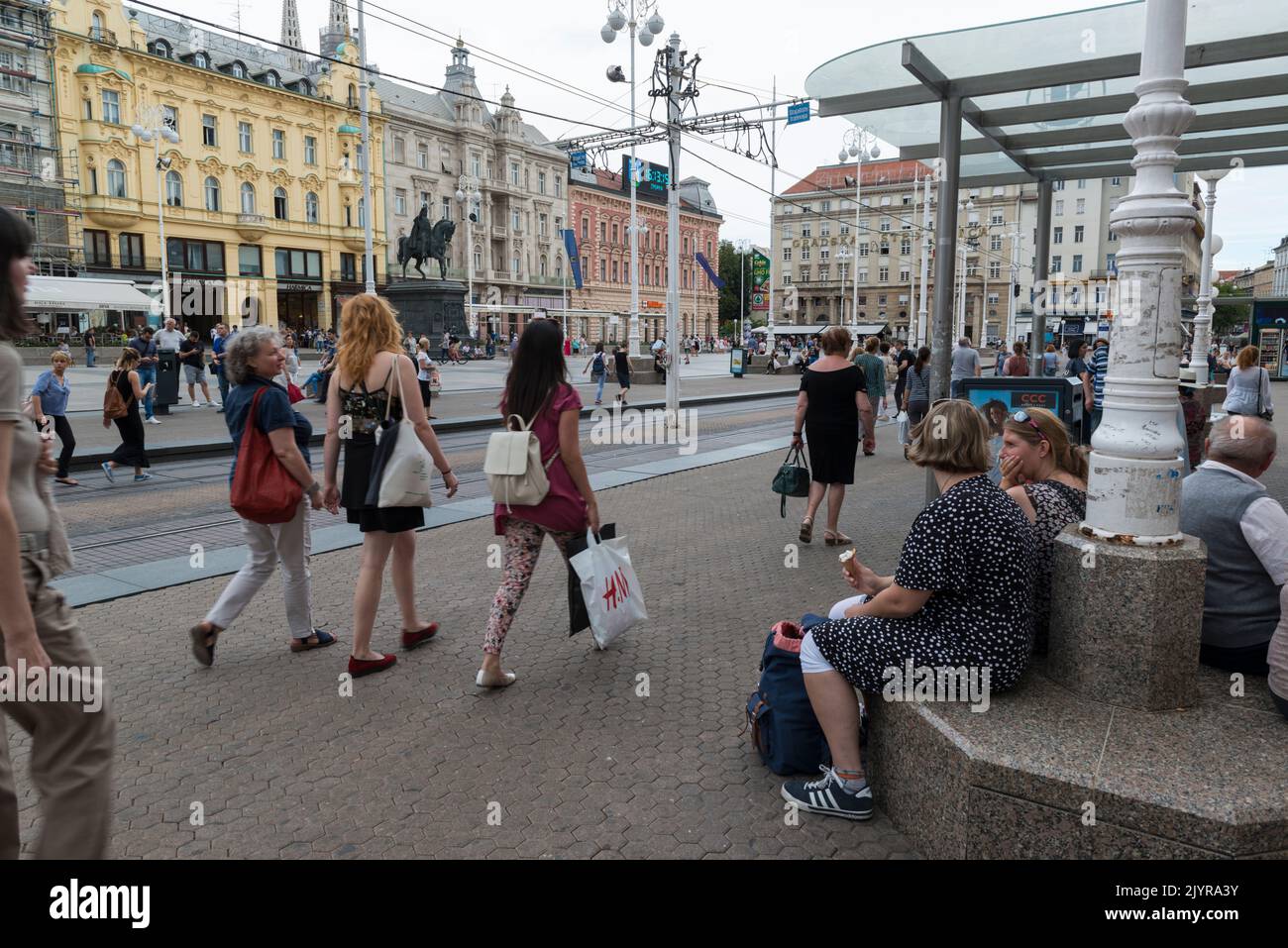 Persone che camminano in Piazza Ban Jelacic a Zagabria, Croazia, Europa. Foto Stock