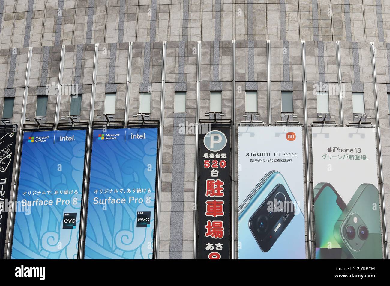 TOKYO, GIAPPONE - 14 agosto 2022: Cartelloni pubblicitari iphone, Microsoft Surface pro e Xiaomi smartphone su un negozio di fotocamere Yodobashi. Foto Stock