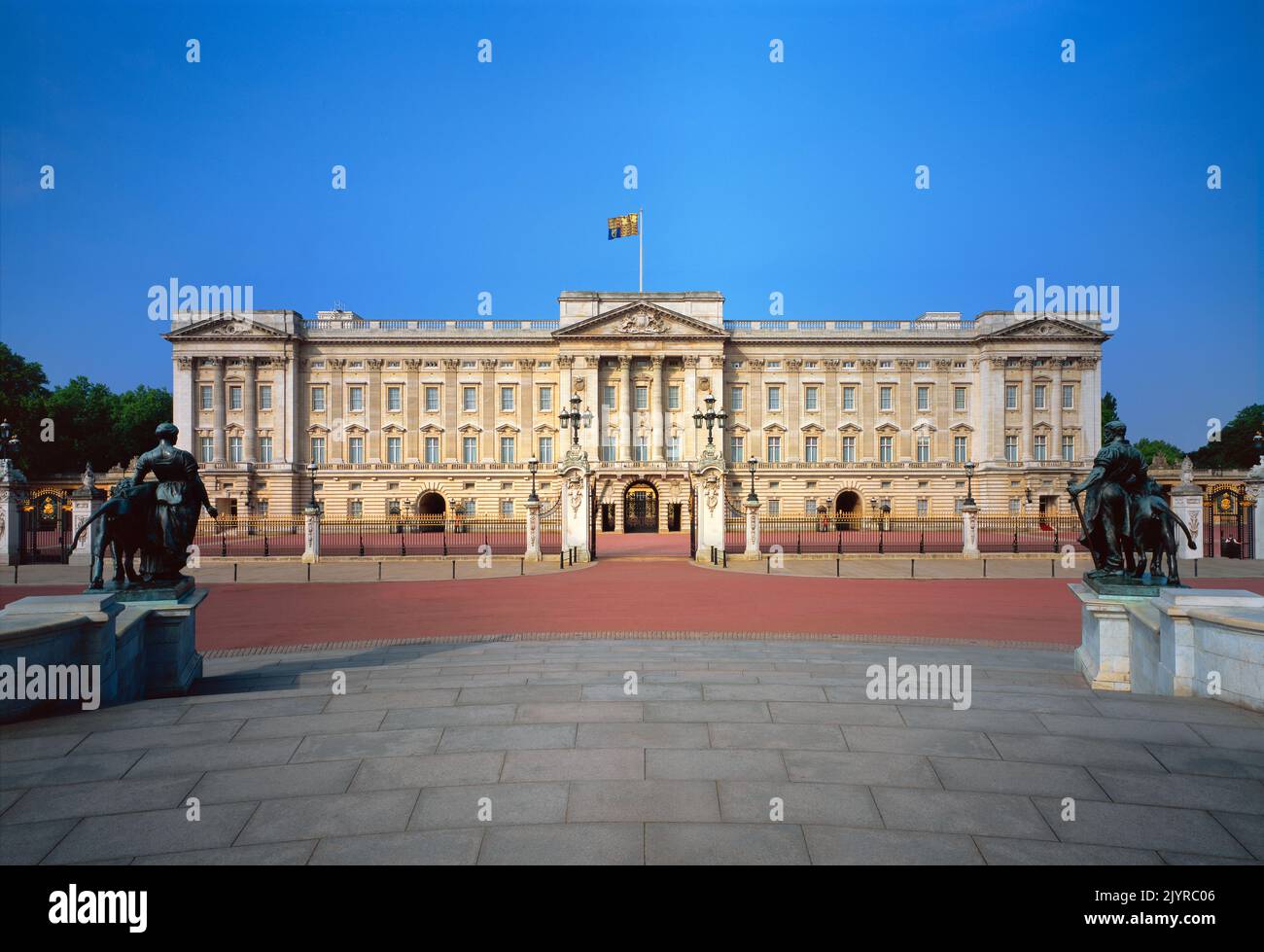 Buckingham Palace con bandiera reale standard. Alba, giorno, vuoto, mattina Foto Stock