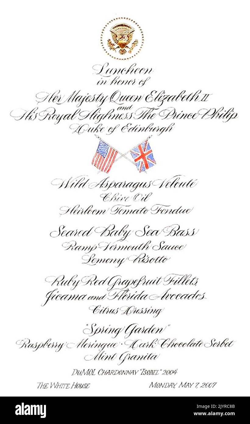 Washington, DC - 7 maggio 2007 -- Menu per il pranzo ospitato dal Presidente degli Stati Uniti George W. Bush e dalla prima signora Laura Bush in onore di sua Maestà la Regina Elisabetta II e sua altezza reale il Principe Filippo, Duca di Edimburgo di Gran Bretagna alla Casa Bianca a Washington, DC Lunedi, 7 maggio 2007. Credito: Ron Sachs/CNP Foto Stock