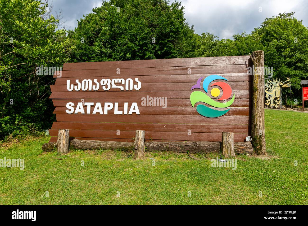 Sataplia, Georgia, 04.06.21. Ingresso alla Riserva Naturale di Sataplia, Kutaisi, Georgia, cartello d'ingresso in legno. Foto Stock