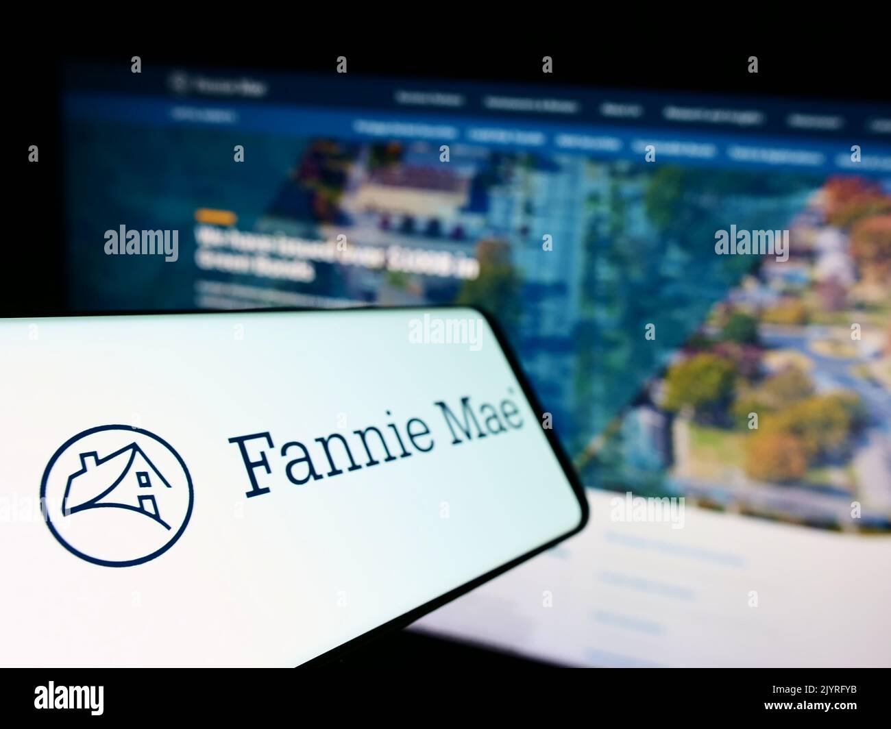 Smartphone con il logo della società finanziaria americana Fannie Mae (FNMA) sullo schermo di fronte al sito web aziendale. Messa a fuoco a sinistra del display del telefono. Foto Stock