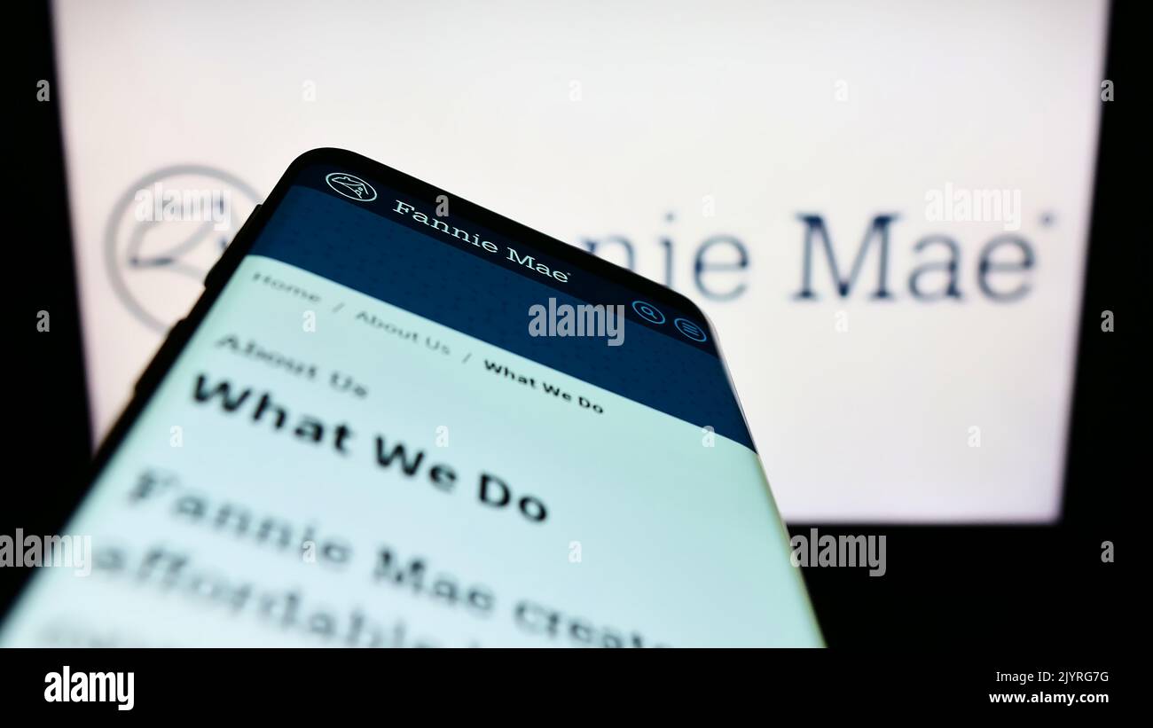 Cellulare con pagina web della società finanziaria americana Fannie Mae (FNMA) sullo schermo di fronte al logo aziendale. Messa a fuoco in alto a sinistra del display del telefono. Foto Stock