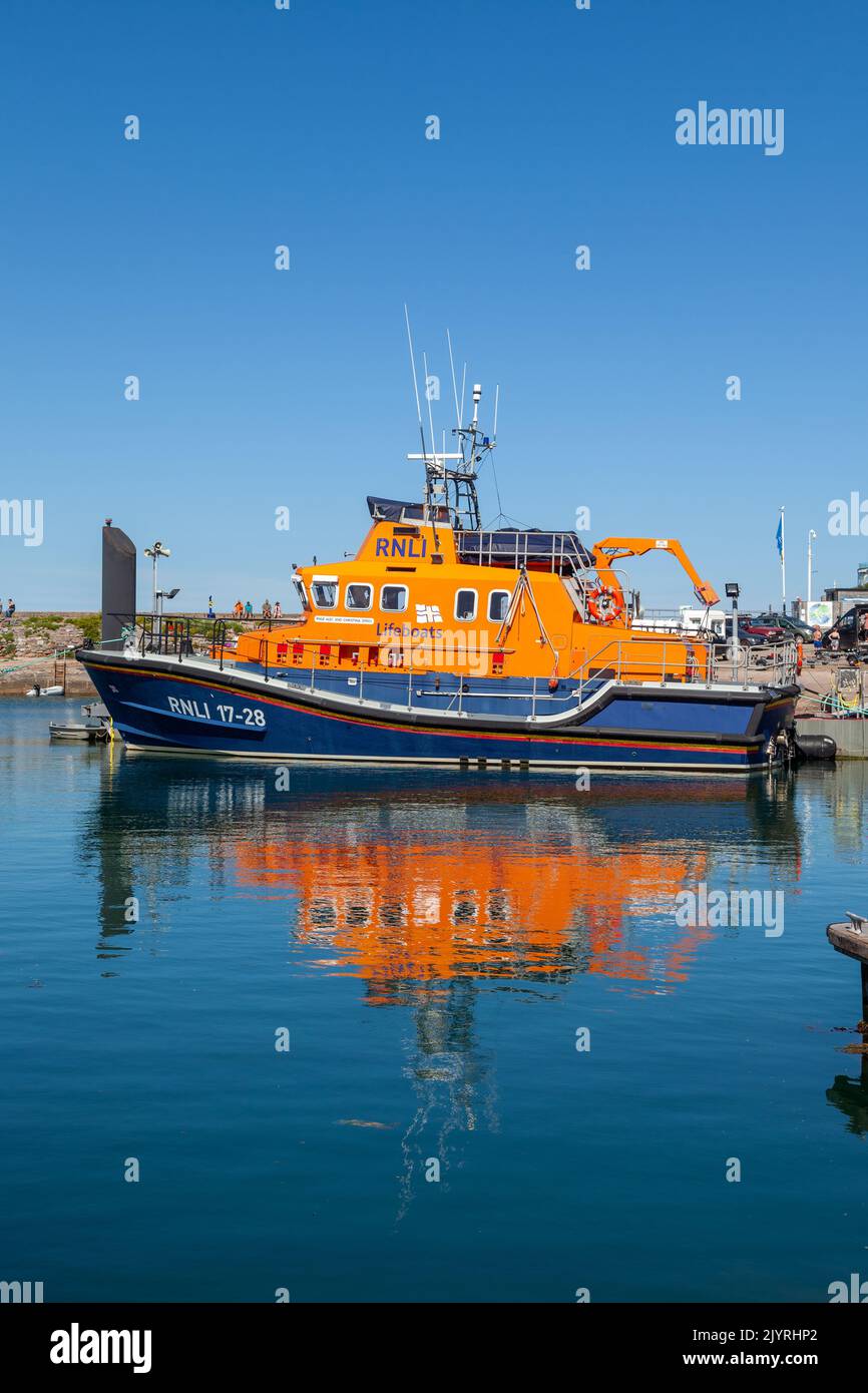 RNLI 17-28 scialuppa di salvataggio per tutte le stagioni nel porto di Brixham Foto Stock