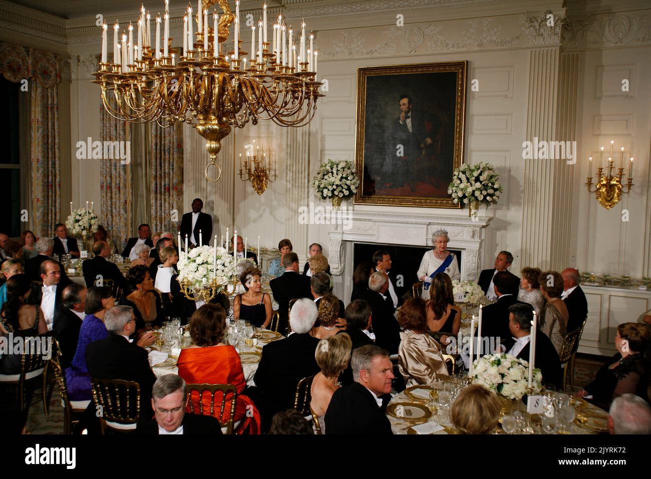 La regina Elisabetta II del Regno Unito offre un brindisi al presidente George W. Bush e a coloro che si sono riuniti nella Sala da pranzo di Stato della Casa Bianca per la visita di Stato della regina, a Washington, DC, 7 maggio 2007. Foto Stock