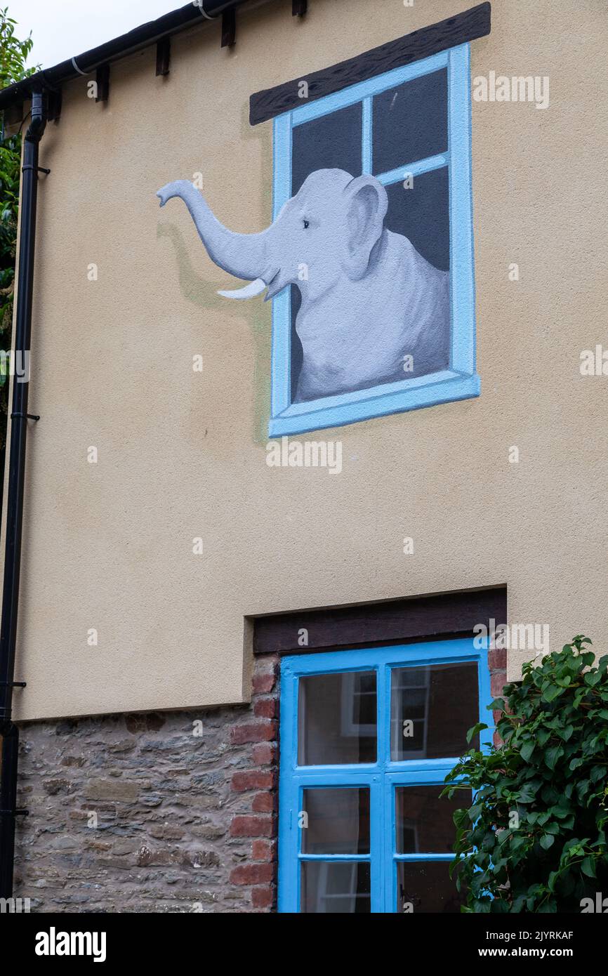 Il murale degli elefanti, che fa parte del progetto March of Elephants, su un edificio del Bishops Castle, Shropshire Foto Stock