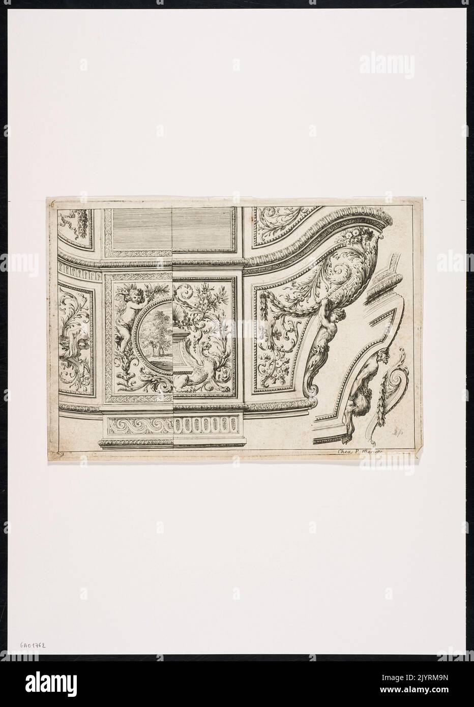 La decorazione murale comprende putti, satiri e viti a foglia, elementi spesso trovati nell'arte rinascimentale o barocca. Questi motivi sono comunemente usati in affreschi o disegni ornamentali per trasmettere temi mitologici o naturali. Foto Stock