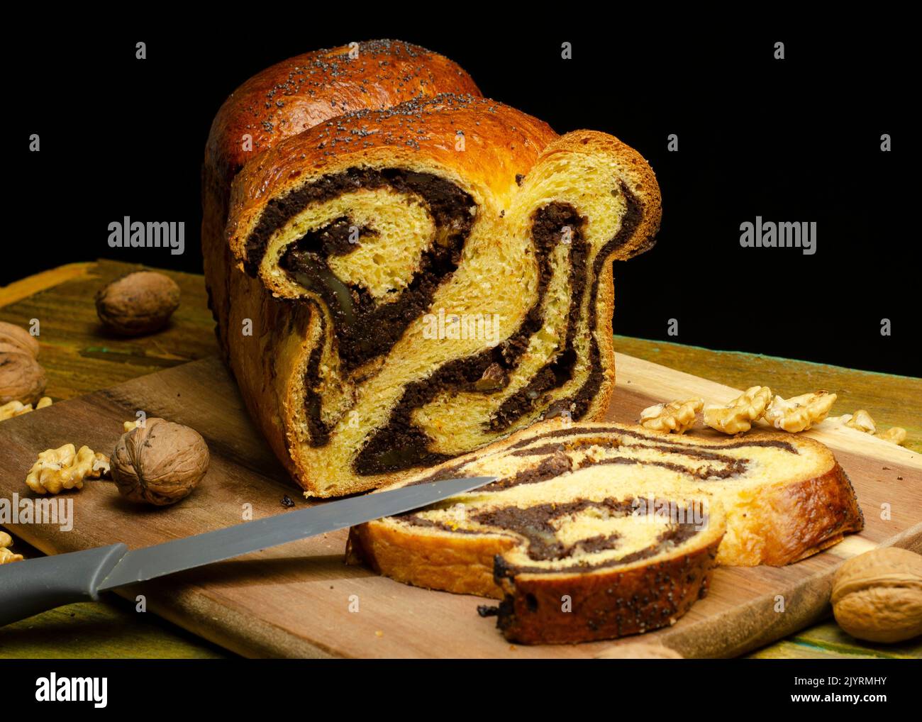 Fette di tradizionale pane dolce rumeno fatto in casa. Pagnotta di pane sul tavolo 'cozonaca' Foto Stock