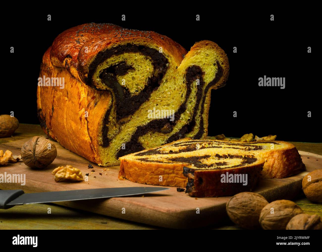 Fette di tradizionale pane dolce rumeno fatto in casa. Pagnotta di pane sul tavolo 'cozonaca' Foto Stock