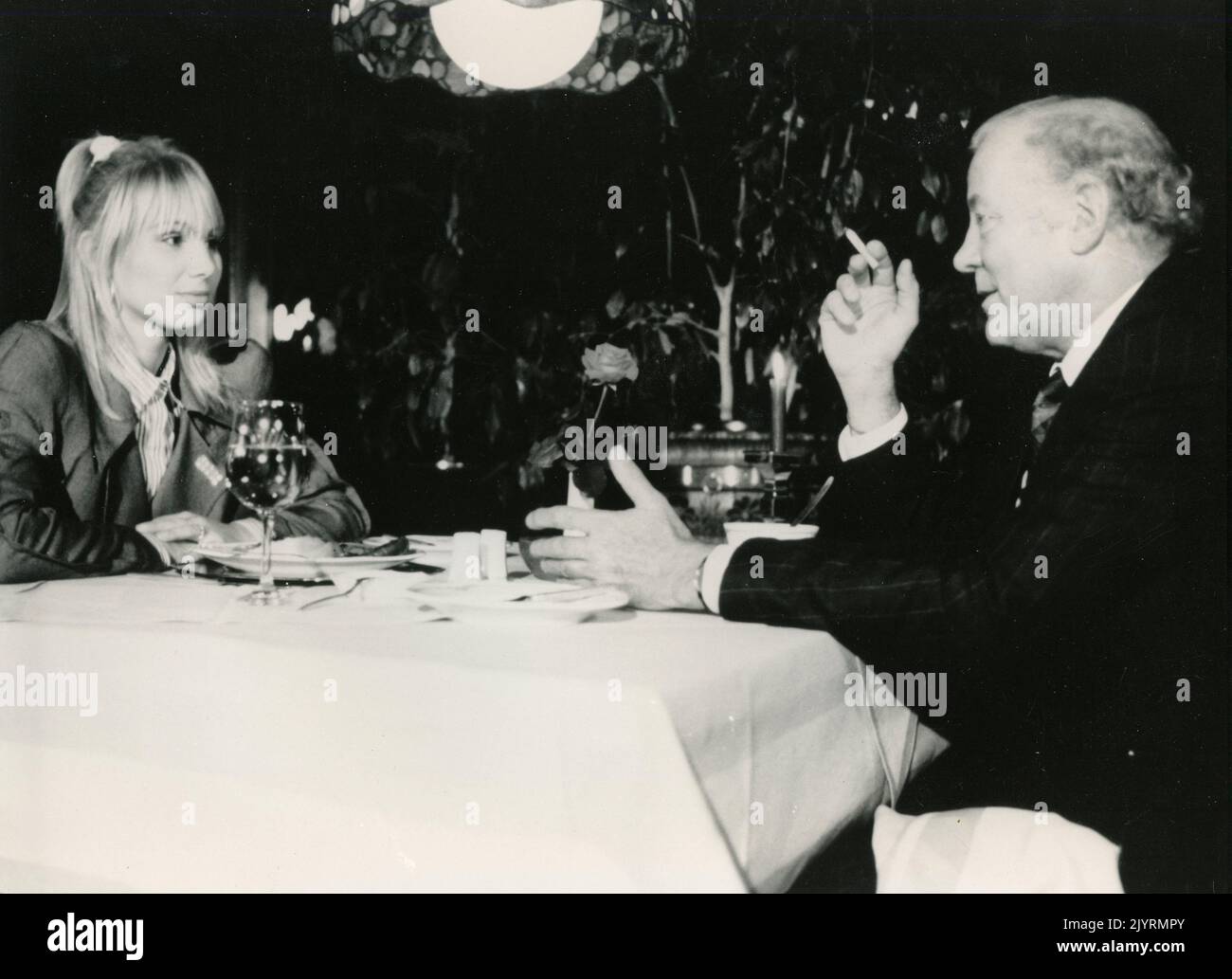 L'attrice tedesca Dolly Dollar aka Christine Zierl e l'attore Jochen Siedhoff nel programma televisivo Fragen Sie Frau Dr. Cora, Germania 1989 Foto Stock