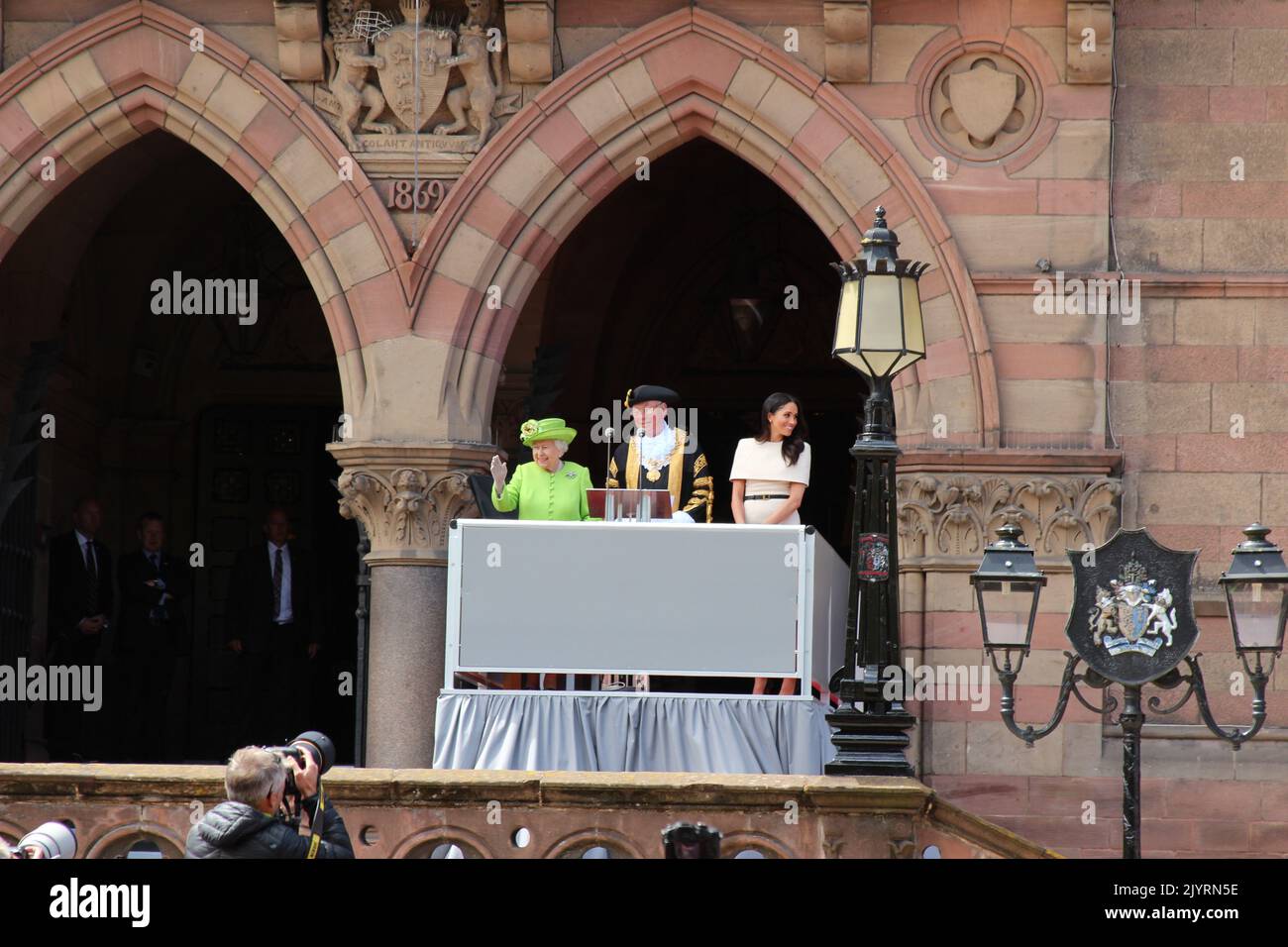 La Regina e Meghan Markle visitano la storyhouse Chester Foto Stock