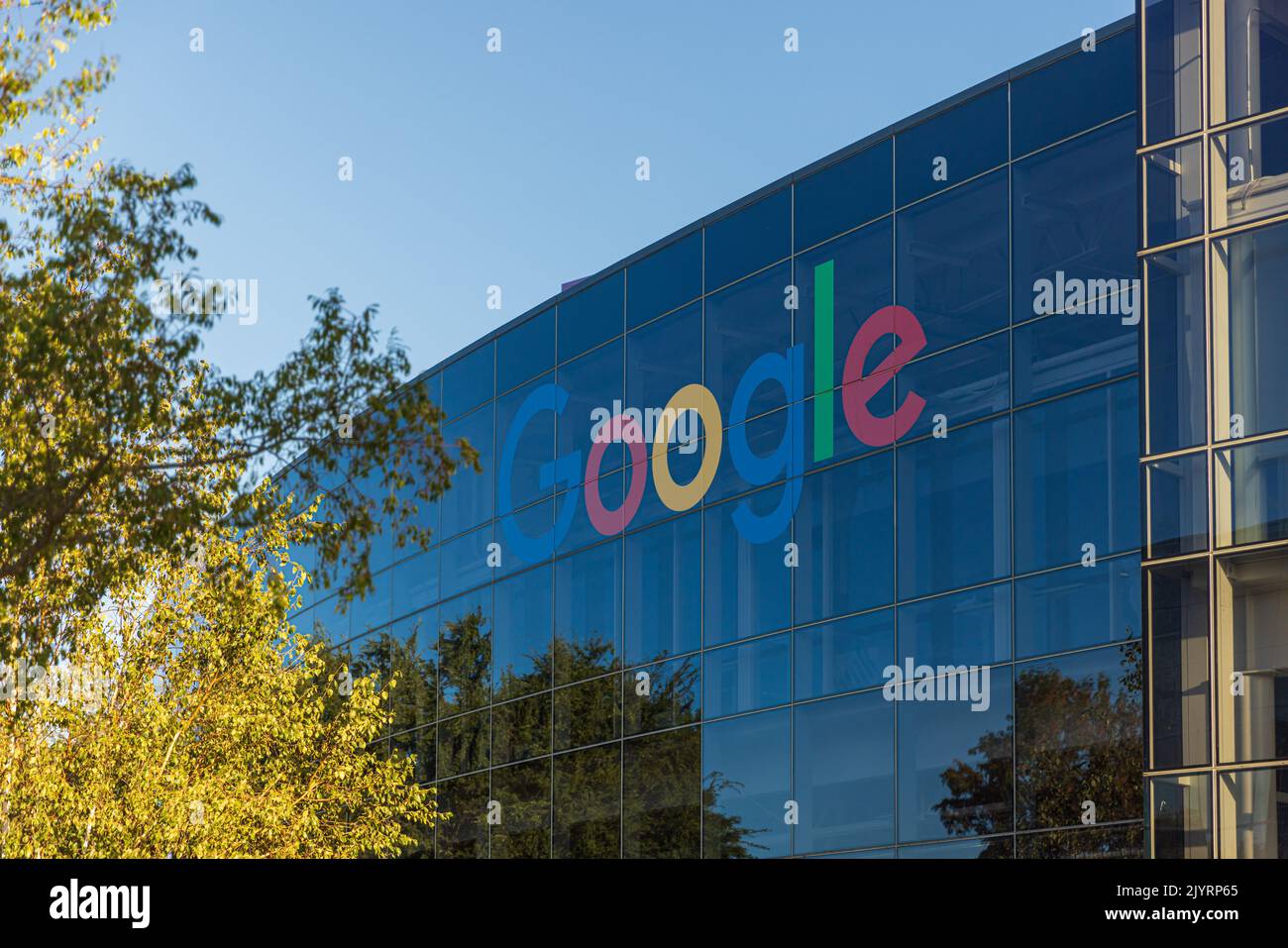 VISTA SULLE MONTAGNE, CALIFORNIA, Stati Uniti d'America - 29 AGOSTO: Vista esterna di Googleplex il 29 agosto 2022. Google è una società americana specializzata in Internet Foto Stock