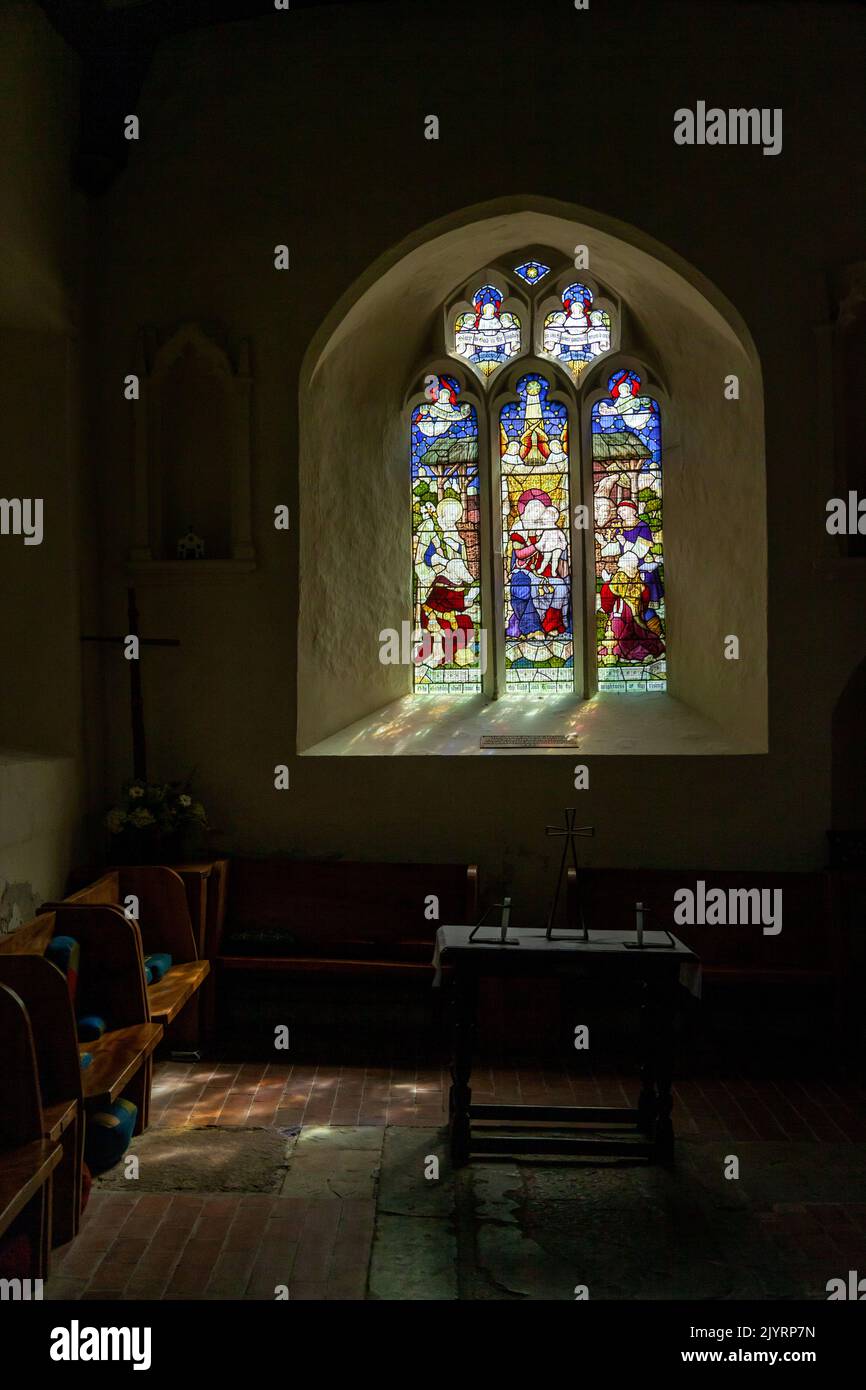 Una finestra di vetro colorato all'interno della chiesa di St Andrews, Nether Wallop, Hampshire Foto Stock